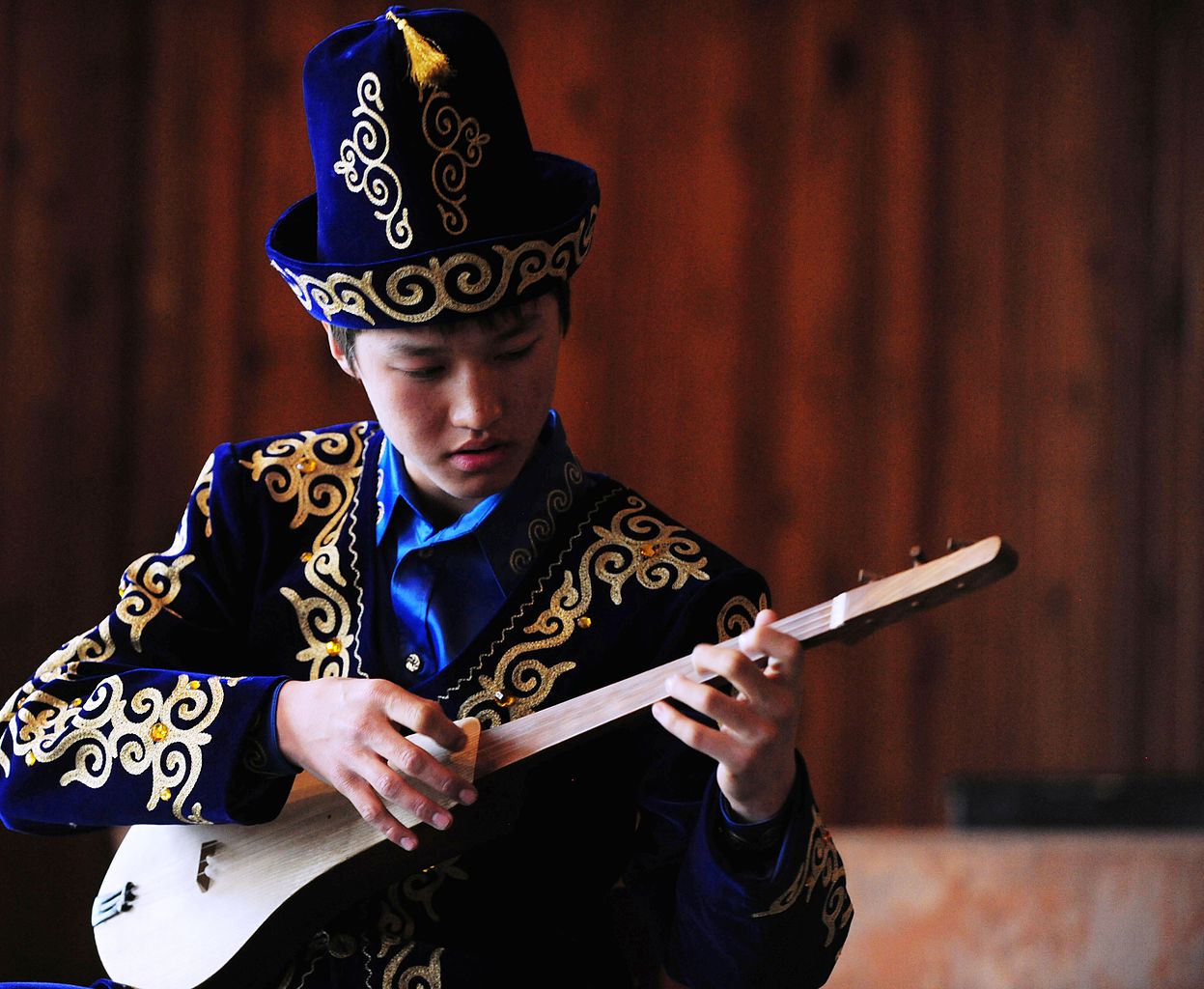 Kyrgyz students plays the Komuz IMPAKTER