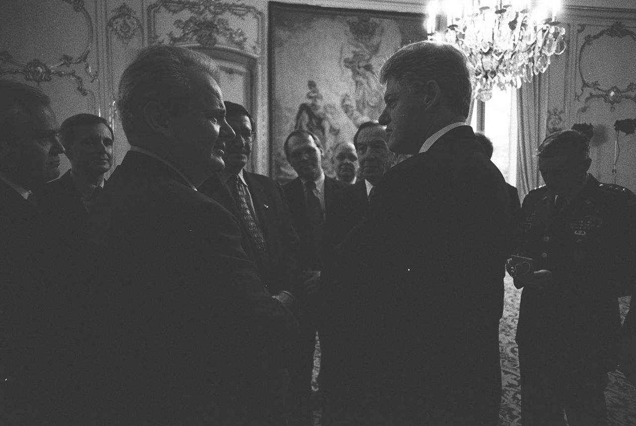 President_Clinton_talking_with_Serbian_President_Slobodan_Milosevic_-_Flickr_-_The_Central_Intelligence_Agency_(1)