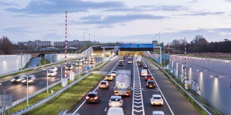 Nederland, Zuid Holland, Schiedam, Rotterdam, 23-01-2019, Ketheltunnel tussen Schiedam en Vlaardingen, snelweg A4 tussen Delft en Schiedam met verdiepte ligging bij avond in de schemer. Tunnel onder bebeouwde omgeving door, landtunnel. Op de foto de noordzijde ingang kant Schiedam. Verlichting,