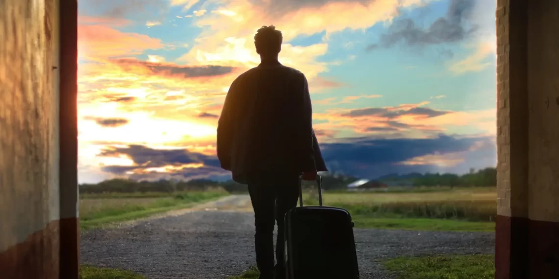 woman with bag looking the horizon