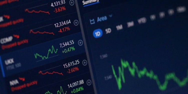 Traders on the floor of the New York Stock Exchange as markets edge higher. ESG news on Electronic Arts $55B buyout, ESG news on Jaguar Land Rover restarting factories after cyber attack, Gold coins displayed as prices reach record $3,850 amid US political uncertainty