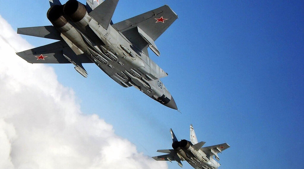 Two Russian MiG31 flying in front of one another.