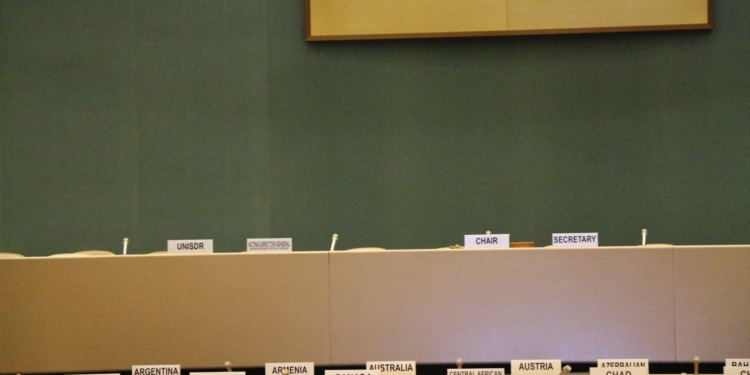 UN plastics treaty chair Luis Vayas Valdivieso resigns amid stalled negotiations. Bitcoin illustration amid debate over tokenized stocks and investor protections. Solar and wind generation exceed coal worldwide in the first half of 2025. Gold price surpasses $4,000 per ounce amid safe-haven demand.