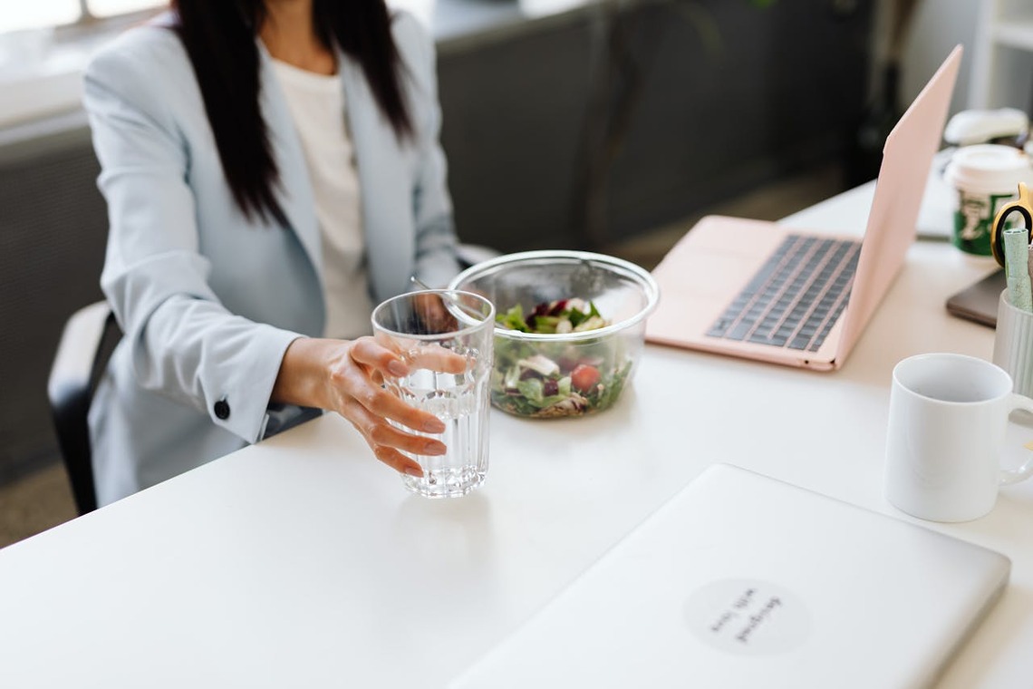 Mindful Eating for Modern Professionals: A Practical Guide - Impakter