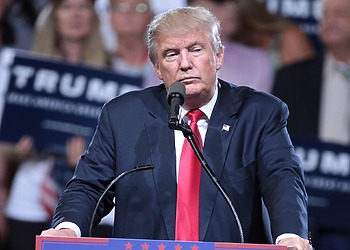 ESG News regarding U.S. court overturning Trump wind freeze, EU approving a 90% emissions cut target, OECD warning about SME artificial intelligence gaps, and the EU Commission supporting Poland’s first nuclear plant.