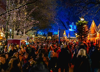 Christmas consumerism: crowds gather at Christmas market