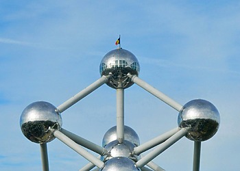 ESG news covering EFRAG's new ESRS Knowledge Hub, Bank of England's private equity climate stress test, Singapore's green-power data centre rules, and Amazon's climate dispute with rivals.