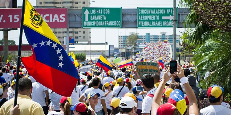 ESG News regarding Trump’s push for Venezuelan oil, the impact of Venezuelan oil on the environment, Kawasaki’s new liquid hydrogen ship, and China’s new reporting requirements