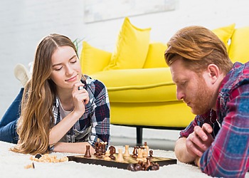 A woman and a man learn the ropes - Guide to Chess