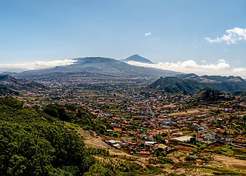 ESG News regarding U.S. lifting more sanctions on Venezuela, Egypt securing $1.8 billion renewable energy deals, U.S. pushing G7 allies to reduce reliance on China for critical minerals, richest 1% exceeding annual carbon share in just 10 days.