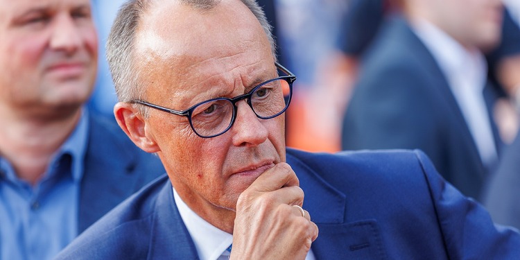 ESG news regarding Merz targeting Middle East deals to reduce Germany’s U.S. energy dependence, oil rising after U.S.-Iran drone incident, Amazon committing to 110 MW of German offshore wind power, and Chinese solar stocks surging after Elon Musk team visits local firms.