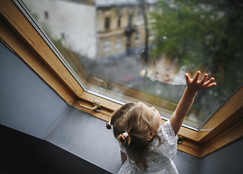 young girl looking through a Vacuum Insulated Glass