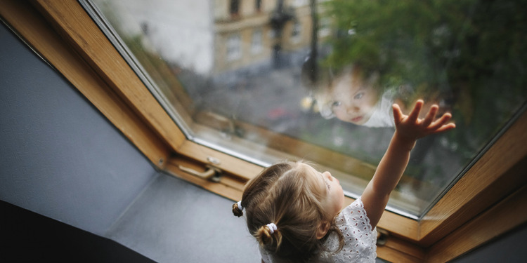 young girl looking through a Vacuum Insulated Glass