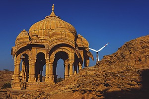 ESG news regarding Australia’s revised carbon capture project under new environmental laws, India accelerating renewable energy amid gas supply disruptions, Nigeria facing rising fuel prices despite new refining capacity, and European airlines surpassing sustainable aviation fuel targets.