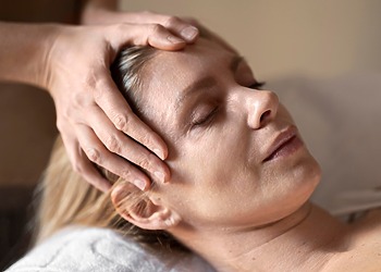 A woman going through a wrinkle relaxation and prevention treatment via botulinum-based neuromodulation.