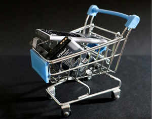 ESG News covering oil price surge amid Middle East conflict, Standard Chartered’s $1 billion sustainable finance milestone, California’s 2026 climate disclosure deadline, and the EU’s “Made in Europe” battery strategy