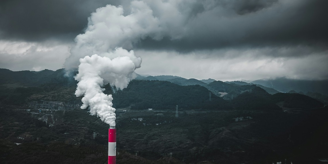 One tonne of CO₂ emitted in 1990 causes economic damages by 2020 — and will cause a tenfold through to 2100