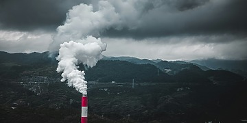 One tonne of CO₂ emitted in 1990 causes economic damages by 2020 — and will cause a tenfold through to 2100