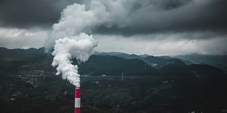 One tonne of CO₂ emitted in 1990 causes economic damages by 2020 — and will cause a tenfold through to 2100