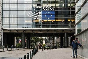 ESG news regarding a new Dutch lawsuit against Shell over fossil fuel investments, EU warnings against early nuclear plant closures amid energy pressures, Poland’s Enea increasing renewable spending with battery storage expansion, and Suzlon targeting Europe’s growing wind energy market with new turbine models.