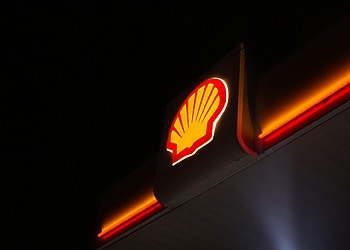 ESG news regarding a new Dutch lawsuit against Shell over fossil fuel investments, EU warnings against early nuclear plant closures amid energy pressures, Poland’s Enea increasing renewable spending with battery storage expansion, and Suzlon targeting Europe’s growing wind energy market with new turbine models.