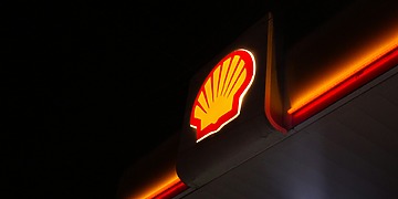 ESG news regarding a new Dutch lawsuit against Shell over fossil fuel investments, EU warnings against early nuclear plant closures amid energy pressures, Poland’s Enea increasing renewable spending with battery storage expansion, and Suzlon targeting Europe’s growing wind energy market with new turbine models.