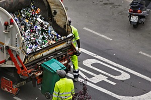 ESG news regarding Microsoft pausing carbon removal purchases, Germany introducing fuel tax cuts and policy reforms, Canada’s GFL acquiring Secure Waste in a multi-billion dollar deal, and India facing grid bottlenecks slowing renewable energy expansion.