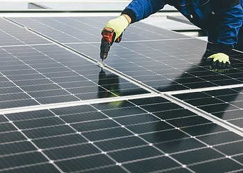 ESG news regarding Suniva’s $350 million solar manufacturing expansion in South Carolina, rising US demand for domestically produced clean energy components, and policy-driven shifts supporting local supply chains in the solar industry.