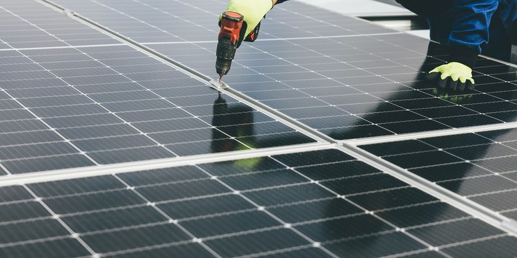 ESG news regarding Suniva’s $350 million solar manufacturing expansion in South Carolina, rising US demand for domestically produced clean energy components, and policy-driven shifts supporting local supply chains in the solar industry.