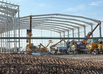 ESG news regarding UK steel tariffs risking manufacturing competitiveness, JPMorgan securing forest-based carbon removal credits amid quality concerns, Lufthansa facing repeated strikes due to structural labor shortages, and Rolls-Royce advancing small modular reactors with UK government backing despite uncertain economics.