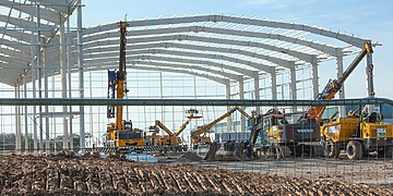 ESG news regarding UK steel tariffs risking manufacturing competitiveness, JPMorgan securing forest-based carbon removal credits amid quality concerns, Lufthansa facing repeated strikes due to structural labor shortages, and Rolls-Royce advancing small modular reactors with UK government backing despite uncertain economics.