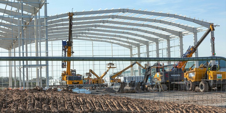 ESG news regarding UK steel tariffs risking manufacturing competitiveness, JPMorgan securing forest-based carbon removal credits amid quality concerns, Lufthansa facing repeated strikes due to structural labor shortages, and Rolls-Royce advancing small modular reactors with UK government backing despite uncertain economics.