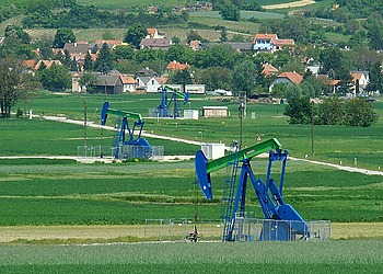 Oil pump jack in desert landscape representing global oil price volatility amid geopolitical tensions