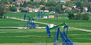 Oil pump jack in desert landscape representing global oil price volatility amid geopolitical tensions