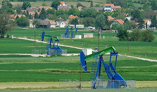 Oil pump jack in desert landscape representing global oil price volatility amid geopolitical tensions