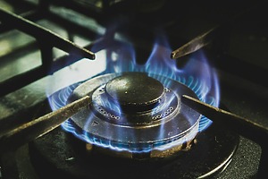 ESG news regarding China’s revised carbon emissions calculations, rising UK energy bills linked to the Iran conflict, heatwave-related power strain in Vietnam, and antitrust allegations against Pluxee in Chile.