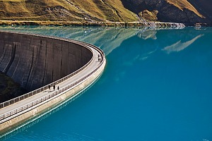 ESG news regarding Engie’s continued Middle East expansion plans despite regional conflict, rising profits at Norwegian utility Statkraft amid soaring power prices, French government aid for airlines facing jet fuel price hikes, and Indigenous concerns over Rio Tinto’s water extraction in Western Australia.