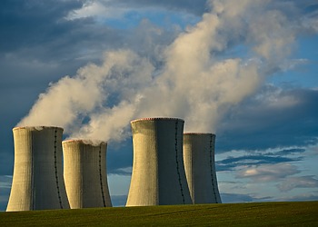 ESG news regarding India’s plans to reduce nuclear reactor exclusion zones, the EU’s proposal to expand free carbon permits for industry, growing European investment in the electric vehicle sector, and the rapid expansion of renewable energy projects paired with battery storage across Europe.