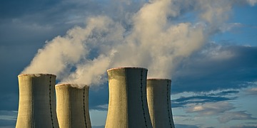ESG news regarding India’s plans to reduce nuclear reactor exclusion zones, the EU’s proposal to expand free carbon permits for industry, growing European investment in the electric vehicle sector, and the rapid expansion of renewable energy projects paired with battery storage across Europe.