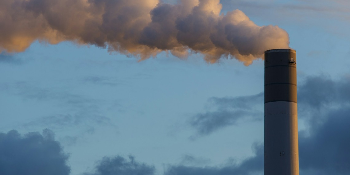 ESG news regarding China’s revised carbon emissions calculations, rising UK energy bills linked to the Iran conflict, heatwave-related power strain in Vietnam, and antitrust allegations against Pluxee in Chile.