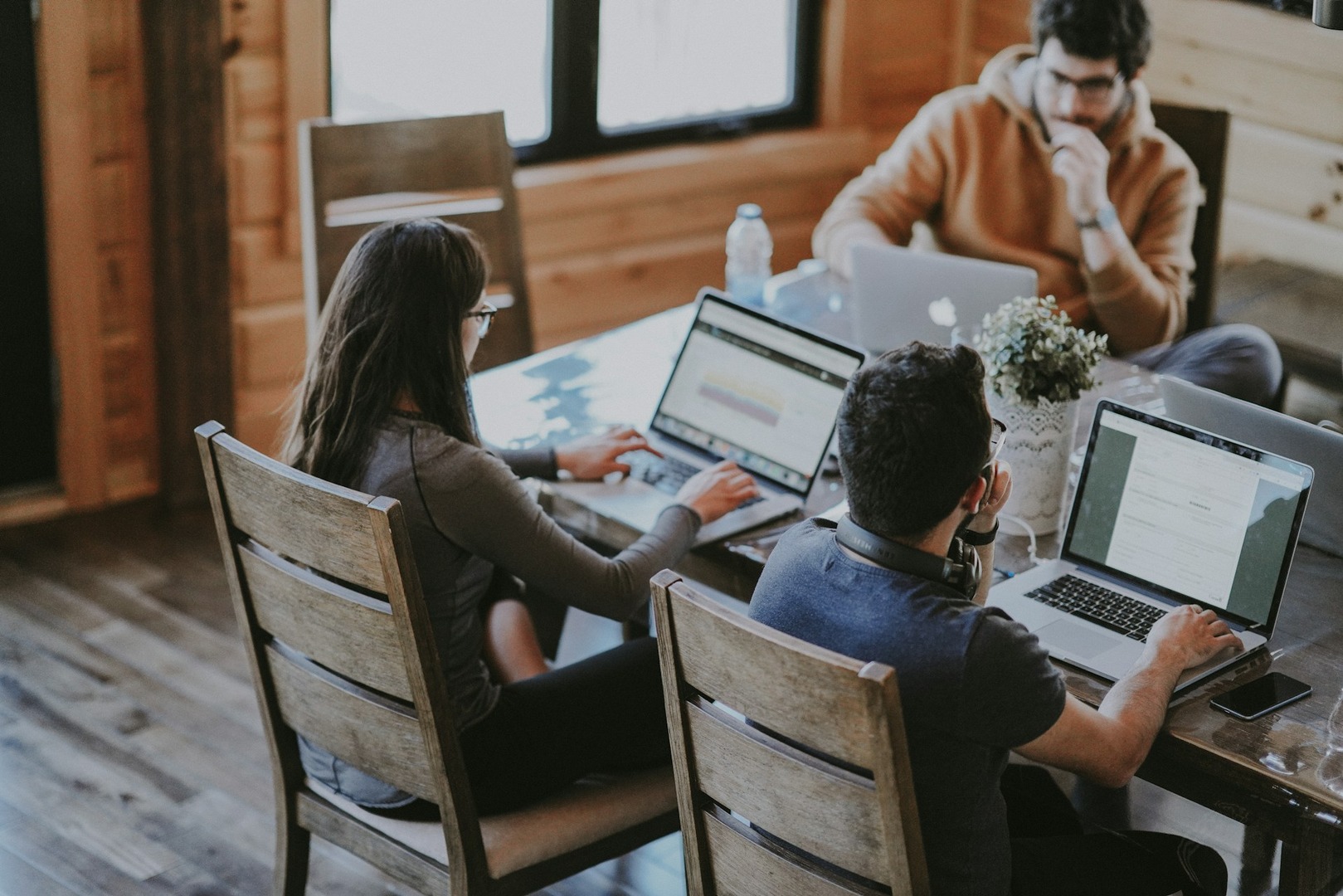 ESG news regarding free carbon permits to fertiliser producers, Australia loosening sustainability disclosures for small businesses, Meloni pushing for new energy regulation, and India slowing hiring due to AI