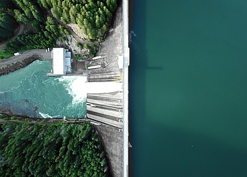 ESG news regarding Europe’s surging winter power price premiums, the release of Ferrari’s first fully electric vehicle, Australia’s complex corporate regulatory framework and Lufthansa’s expanded climate portfolio