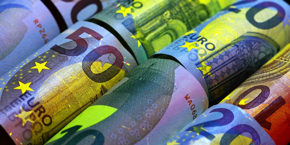 ESG news regarding EU awarding €400m to 65 clean heat projects, Moscow warning Armenia of gas price hikes if it deserts Russian blocs, hundreds of homes without water in Kent and Sussex after South East Water outages, and Santos refocusing on key regions to cut costs amid global energy crunch.