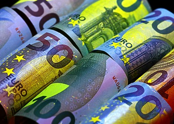 ESG news regarding EU awarding €400m to 65 clean heat projects, Moscow warning Armenia of gas price hikes if it deserts Russian blocs, hundreds of homes without water in Kent and Sussex after South East Water outages, and Santos refocusing on key regions to cut costs amid global energy crunch.