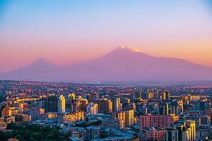 ESG news regarding EU awarding €400m to 65 clean heat projects, Moscow warning Armenia of gas price hikes if it deserts Russian blocs, hundreds of homes without water in Kent and Sussex after South East Water outages, and Santos refocusing on key regions to cut costs amid global energy crunch.