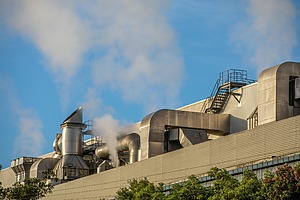 ESG news regarding Sizewell C nuclear plant cost outweighing household benefits for decades, Indonesia centralizing key commodity exports via sole state enterprise, Britain facing £260bn annual cost by 2050 without heavy climate resilience investment, and maintenance workers striking at Australian LNG export plants.