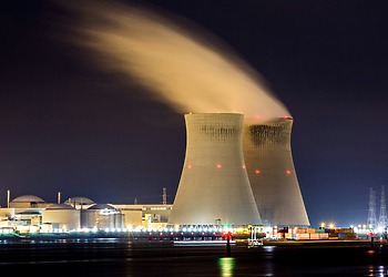 ESG news regarding Sizewell C nuclear plant cost outweighing household benefits for decades, Indonesia centralizing key commodity exports via sole state enterprise, Britain facing £260bn annual cost by 2050 without heavy climate resilience investment, and maintenance workers striking at Australian LNG export plants.