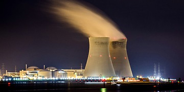 ESG news regarding Sizewell C nuclear plant cost outweighing household benefits for decades, Indonesia centralizing key commodity exports via sole state enterprise, Britain facing £260bn annual cost by 2050 without heavy climate resilience investment, and maintenance workers striking at Australian LNG export plants.
