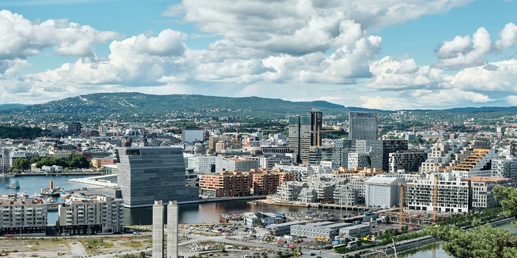 ESG news regarding Norway pausing funding to UN Environment Programme as plastic treaty faces prolonged delay, Saudi Aramco navigating Hormuz blockade with Red Sea export shift, Australian ministers demanding datacentres fully offset surging energy use, and EPA speeding up clean air permitting process for large industrial polluters.
