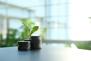 ESG news regarding Amazon’s plans for a new Santiago data center, the impact of Trump’s anti-China policies on U.S. solar manufacturing, the new Partnership between ICE and the Climate Bonds Initiative, and the upcoming merger between McCormick and Unilever